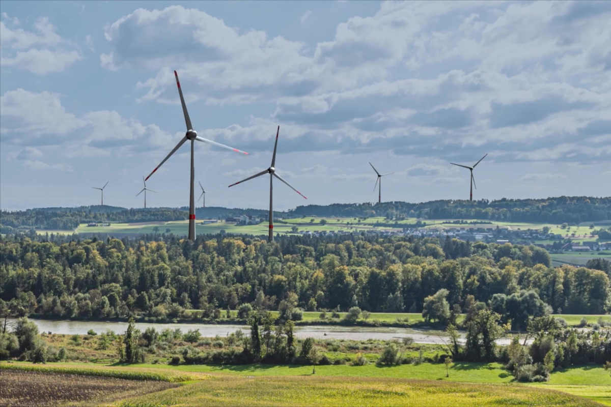 So könnte der Blick über die Thur in Richtung Thalheim dereinst aussehen – gemäss einem Video mit Visualisierungen der Gegnerschaft.