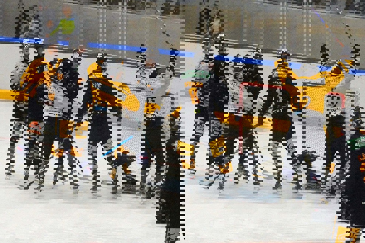 Cédric Fehlmann (Mitte, Nr. 17) erzielt mit seinem zweiten Treffer des Abends das 4:6 aus Neunforner Sicht. Es war das letzte Tor des Spiels.