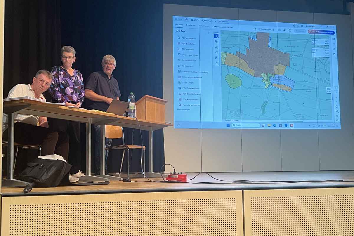 Von links: Gemeindeschreiber Peter Kägi, Präsidentin Sandra Reinli und Andreas Herrmann stellten die Instrumente vor.