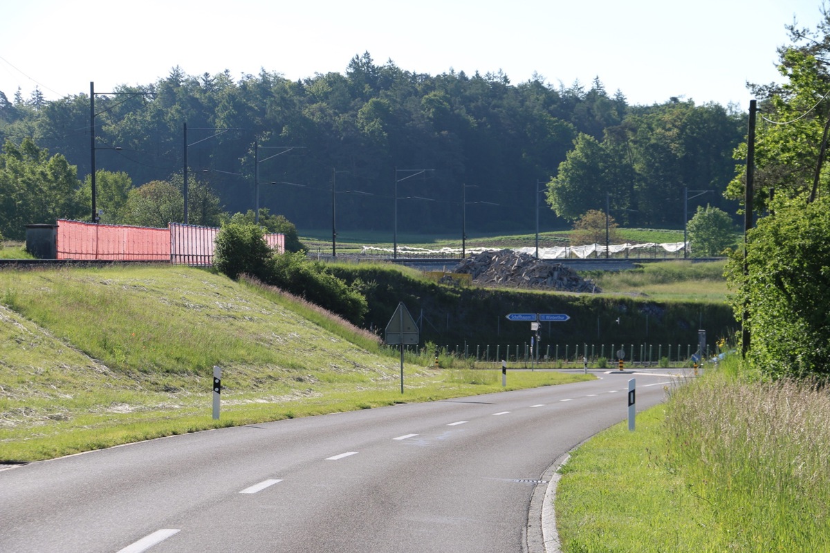 Das Bahnbord bei der Überführung A4 in Kleinandelfingen bleibt