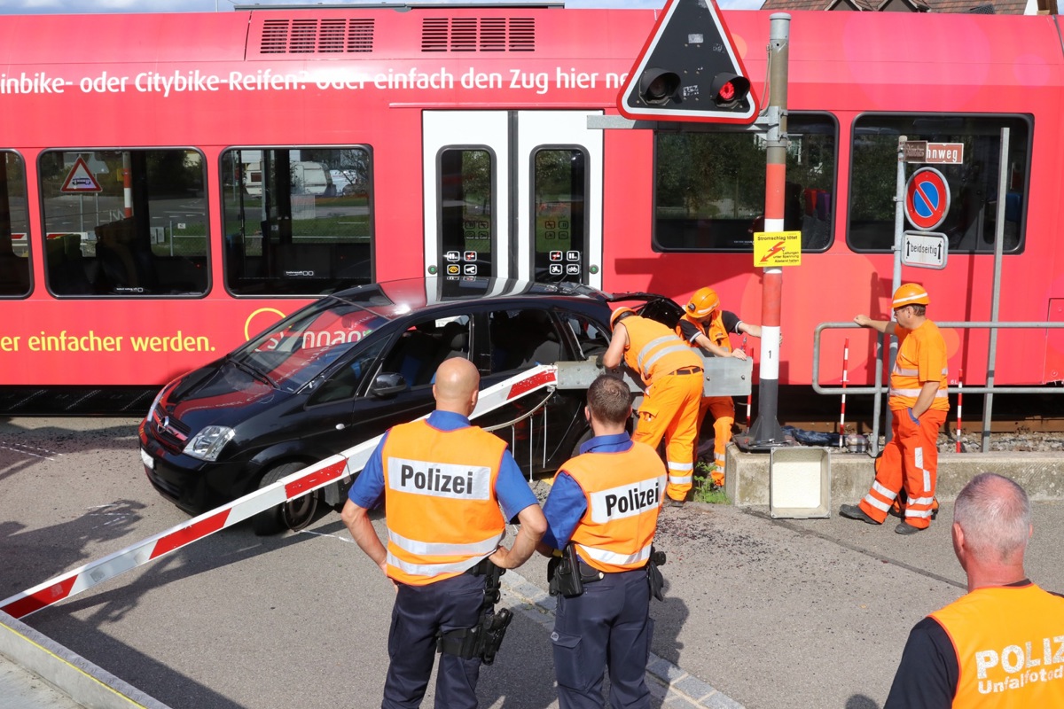 Bereits im August 2017 kollidierten am Bahnübergang an der Stationsstrasse ein Auto und ein Zug.
