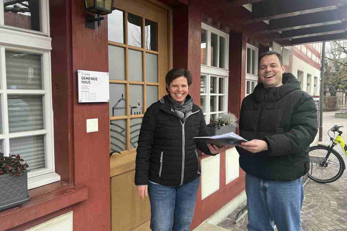 Andrea Gentsch übergibt Gemeindeschreiber Christian Noth die 458 Unterschriften. Die Petition für eine nächtliche Beleuchtung bis 1 Uhr wird wohl an der Gemeinderats­sitzung am 9. März behandelt – einen Tag nach den Wahlen, bei denen sie sich nachträglich als Kandidatin für die Schulpflege ins Rennen gebracht hat.