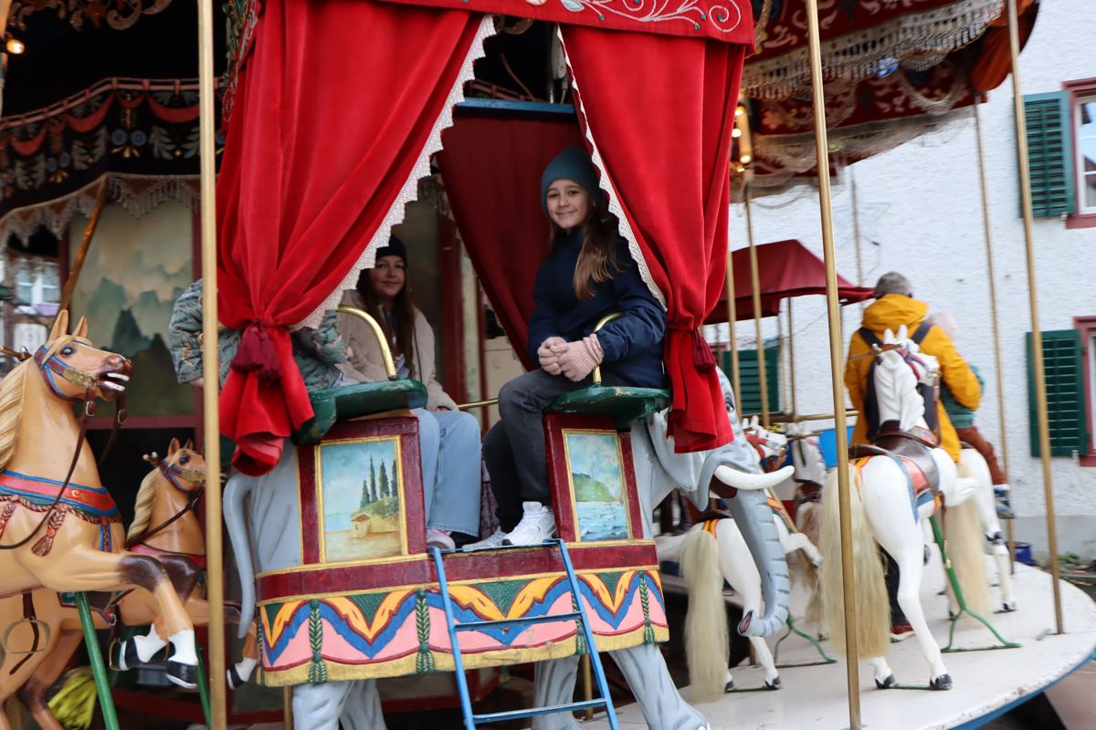 Schon im Oktober und unter strahlender Herbstsonne Jahrmarkt zu halten, ist keine Kunst – das schaffen Ossingens Nachbargemeinden ja fast jedes Jahr. An den wirklich traditionellen Martinimärkten ist die Stimmung bekanntlich winterlich. Ossingens Jahrmarkt hält sich fast immer an diese Tradition.