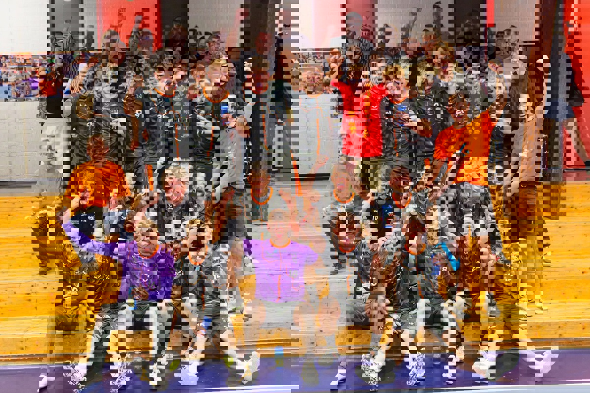 Eine Mannschaft in Feierlaune – und das völlig zu Recht: Der HC Andelfingen hat den Aufstieg in die 1. Liga geschafft.