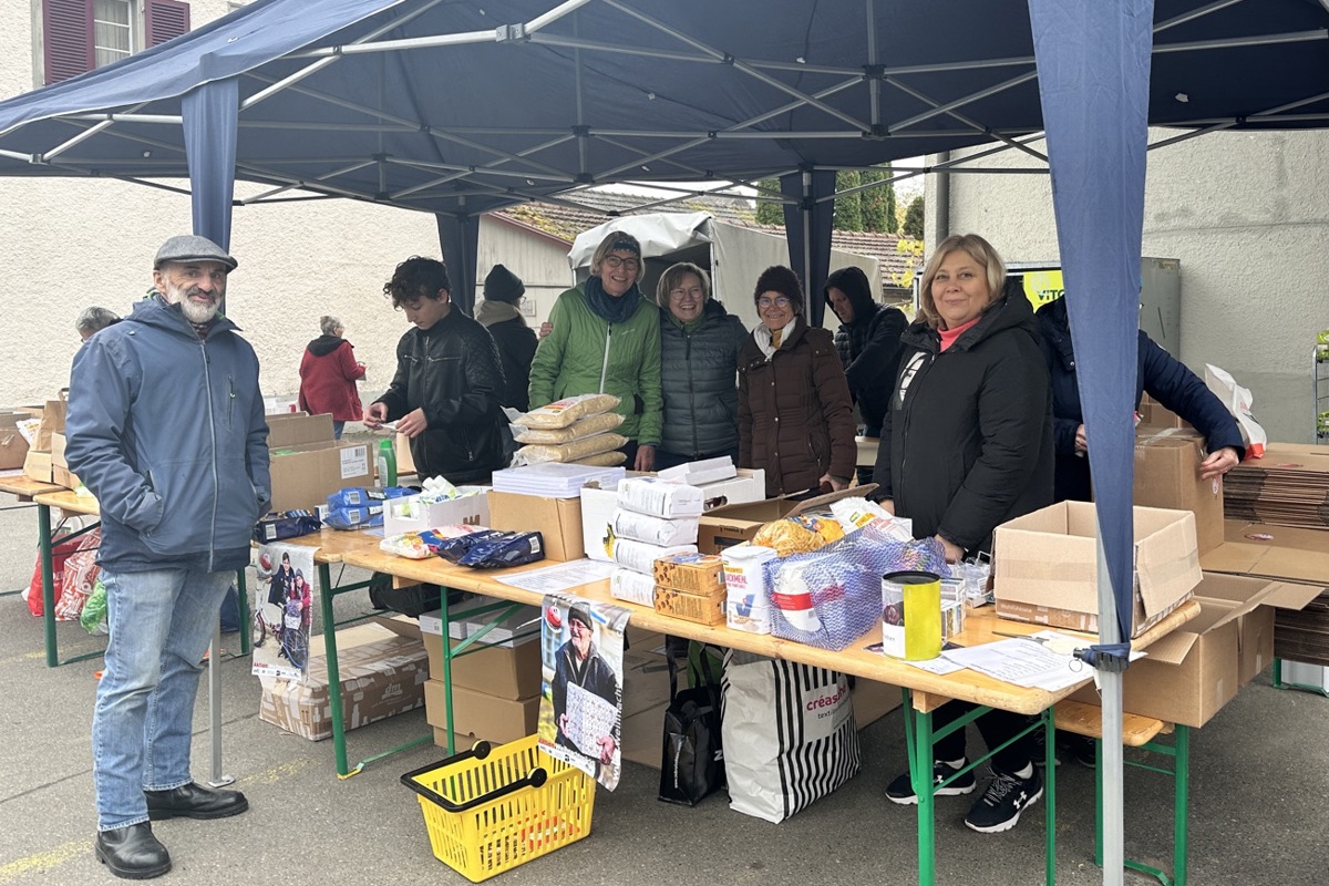 Gemeinsames Engagement (von links): Christoph Zinsstag, Lionel Schwarzer vom «JuKi», Susanne Friker, Kirchenpflegerin Annelies Wattinger, Hanna Maurer und die aus der Ukraine stammenden Benjamin und Natalia Bencharksa.