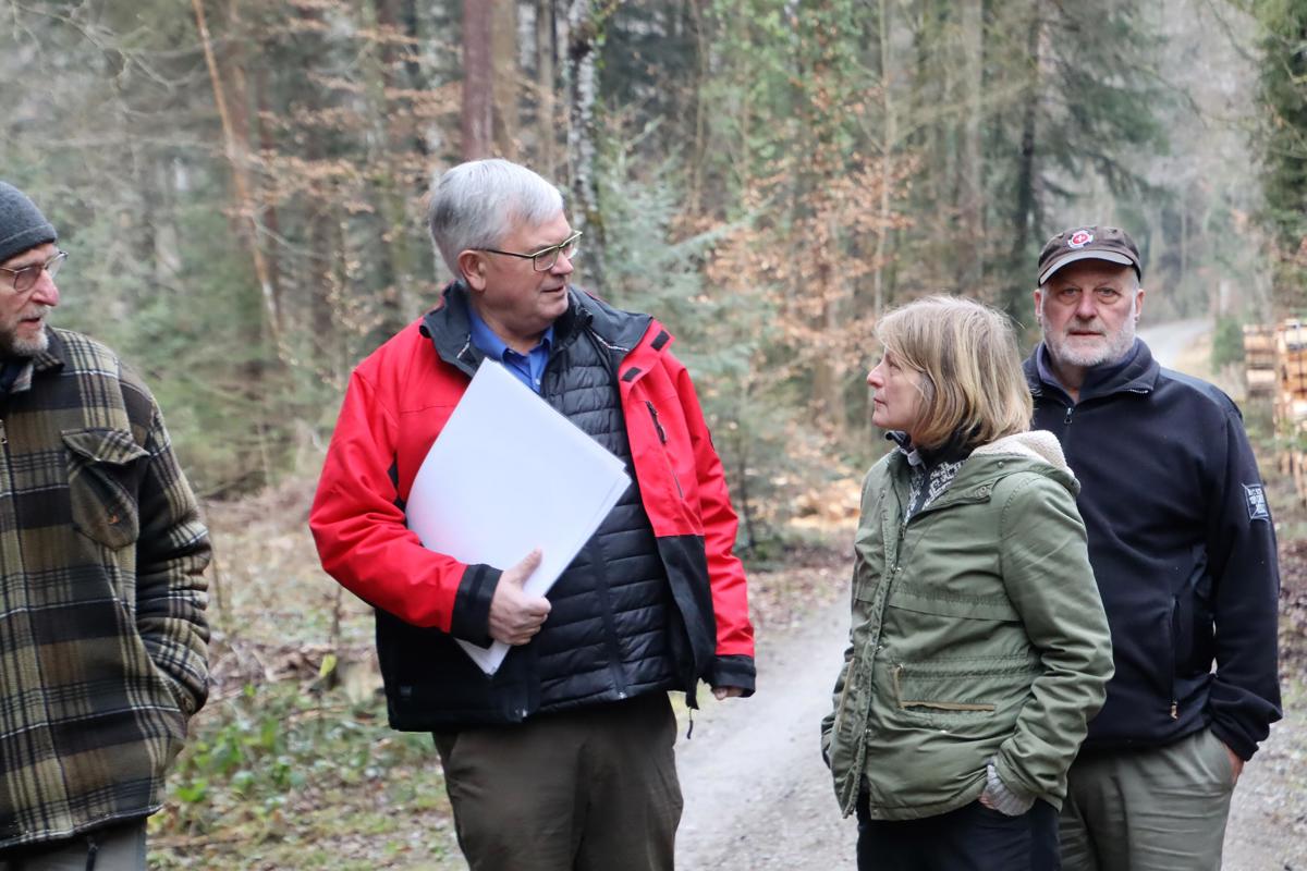 Kreisforstmeisterin Nathalie Barengo (rechts) und Gemeinderat Martin Farner-Schmid trugen mit Expertenwissen zur interessanten Holzgant bei.