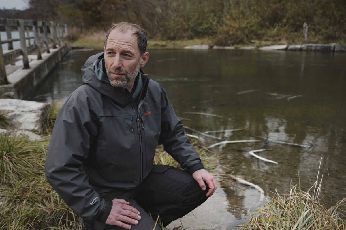 SFV-Geschäftsführer David Bittner am Uferweg bei Rüdlingen gegenüber der Thurmündung. Die Aufnahme stammt von 2024, sei aber aktuell. Am Freitag seien dort wieder verstümmelte Aale gesichtet worden.