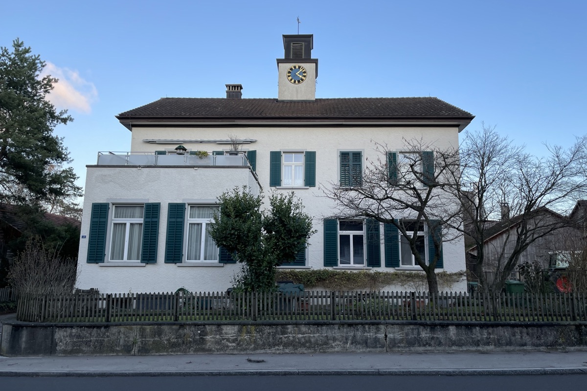 Das Volk hat entschieden: Das alte Schulhaus bleibt trotz Sanierungsbedarf im Besitz der Gemeinde Volken.