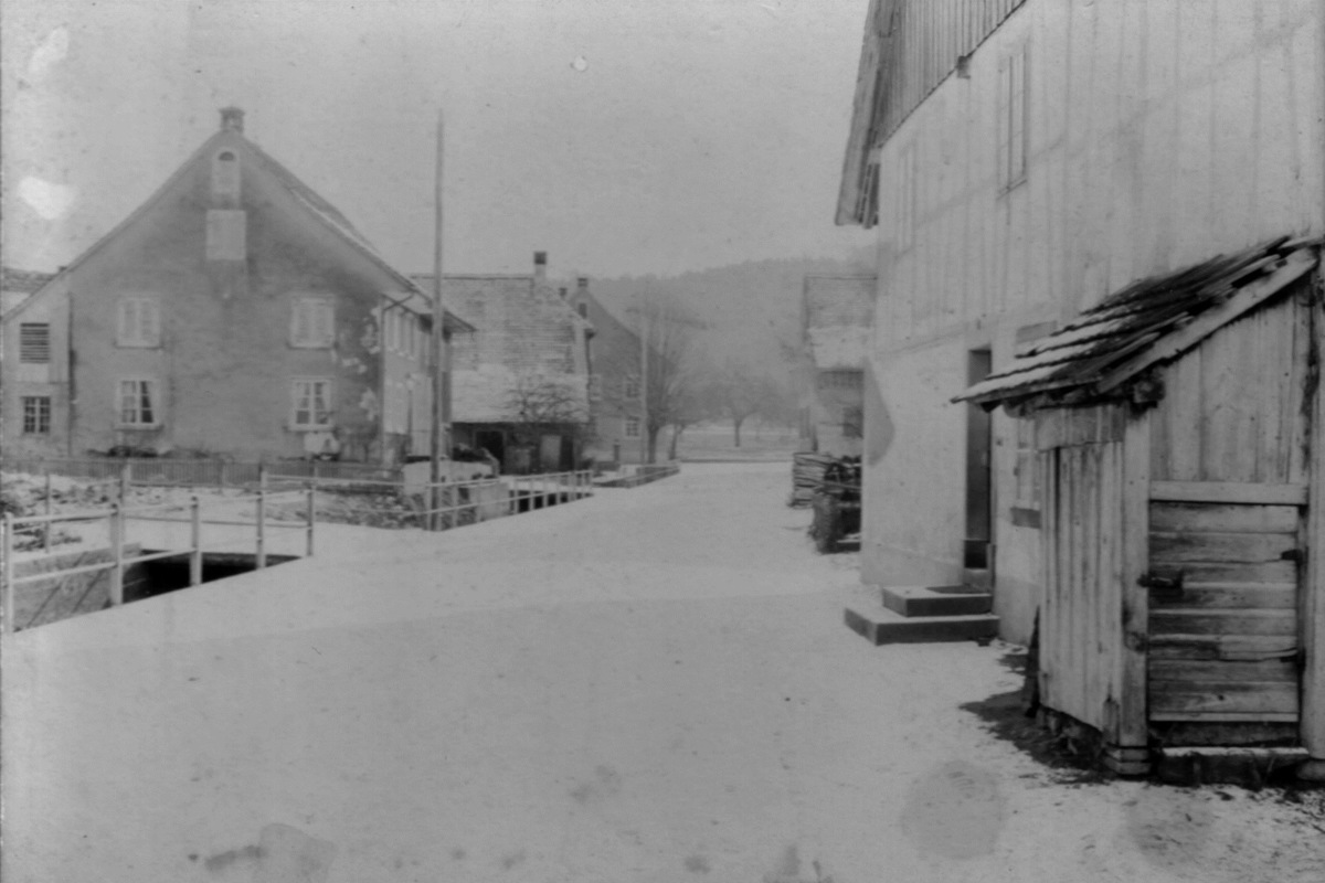 Ein altes Bild zeigt die Flaachtalstrasse durch Dorf mit der ehemaligen Post im Hintergrund. Der Bach links war noch nicht zugedeckt. Es gibt kein Gebäude, das vor 1820 erbaut wurde, obwohl die Gemeinde mindestens seit 1044 existiert.