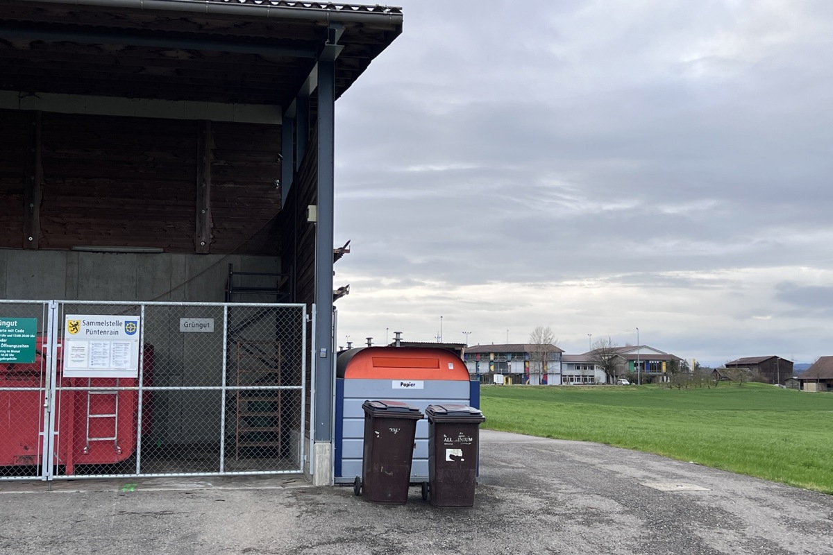 Die Sammelstelle Püntenrain zwischen Thalheim und dem Schulhaus – auf den Zaun um die Container für Papier und Karton wird verzichtet.