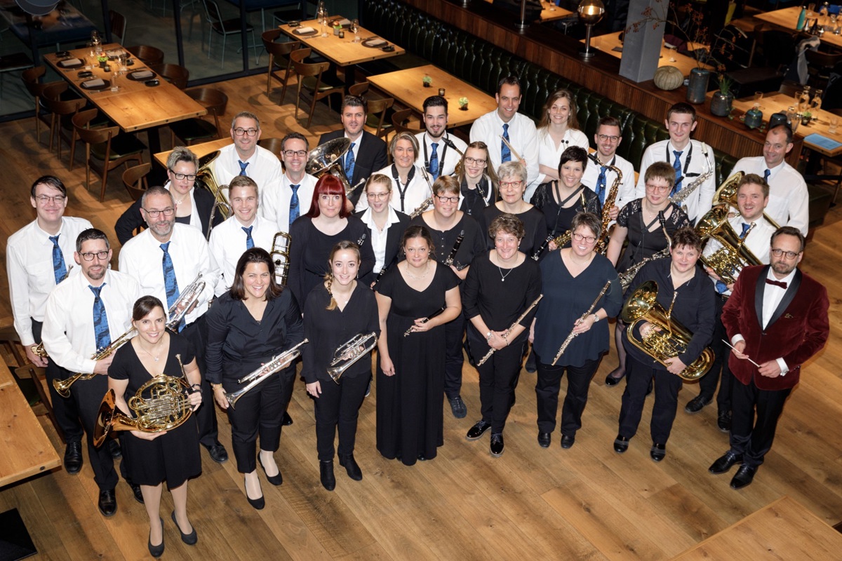 Die Musikgesellschaft Andelfingen in "Gala-Uniform" anlässlich ihres 125-Jahr-Jubiläumskonzerts in der "Autohalle"; hier im Restaurantbereich.