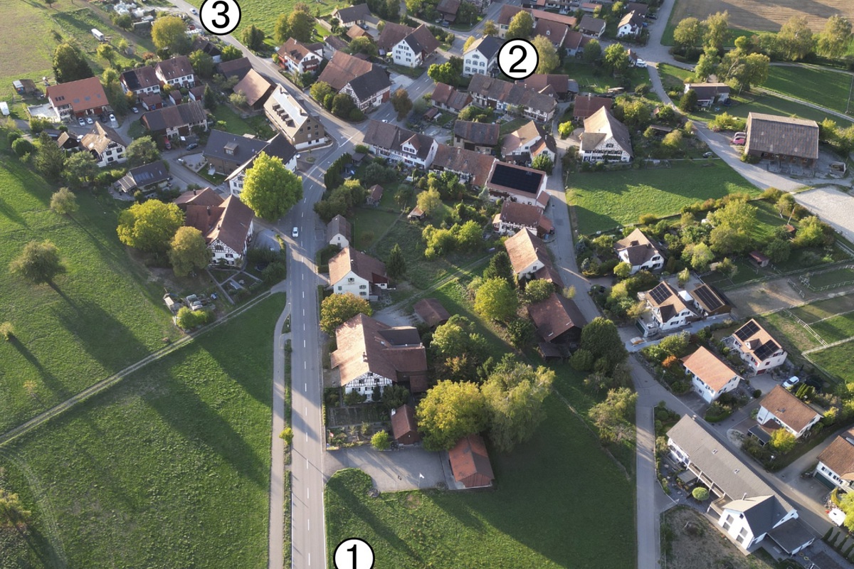 Der lange Schatten der Radweglückenschliessung: Der jüngste Entwurf, der noch überarbeitet wird, sieht wieder ein Eingangstor vor dem Dorf vor (1). Die Tempo-30-Zone oder -Strecke soll auf der Schaffhauserstrasse von dort bis zum alten Schulhaus (2) reichen, wo auch das Postauto auf der Strasse hält, sowie die Marthalerstrasse (3) umfassen.