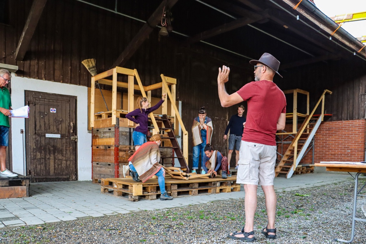 Rainer Früh mit seiner Crew. Für den fehlenden Schauspieler muss während den Proben noch ein Klappstuhl hinhalten.