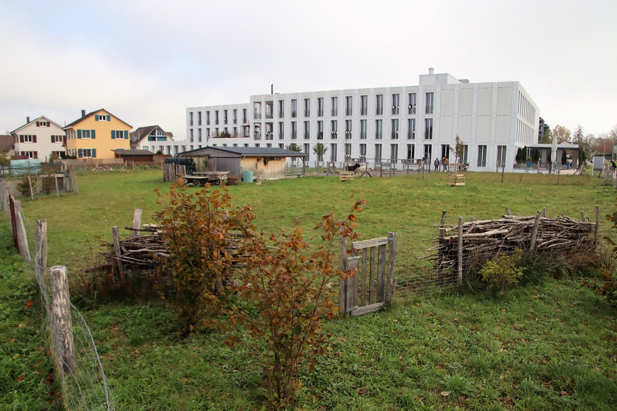 Die Landfläche der Reformierten Kirchgemeinde direkt vor dem Zentrum Kohlfirst, wo sich der Minibauernhof befindet, kam als mögliche Standortvariante für betreutes Wohnen ins Spiel.