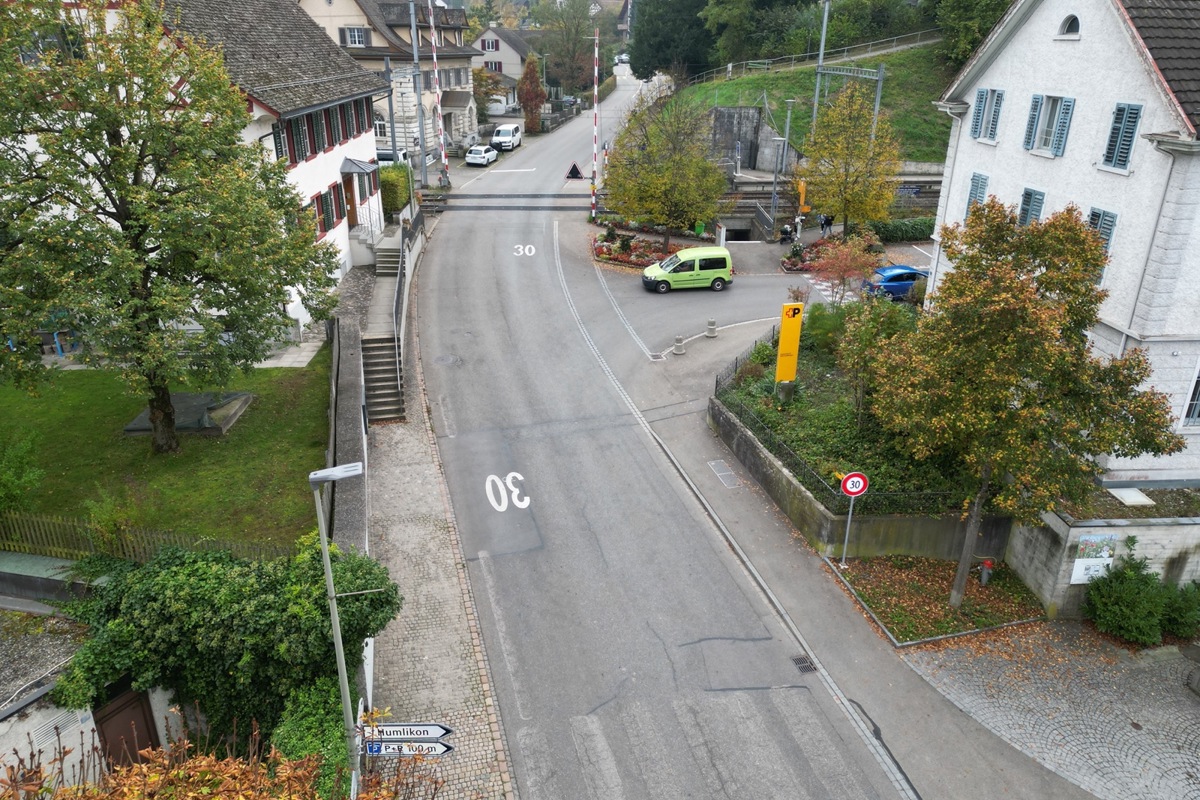 Auf der Landstrasse dorfaufwärts werden die Verkehrsteilnehmenden auf Höhe der Post, nach dem Abzweiger nach Humlikon, an das gültige Tempo 30 erinnert. Nach dem Bahnübergang hat es keine Tafeln mehr, der Abzweiger in die Ursprungstrasse hebt das Tempolimit auf. Dorfabwärts ist die 30er-Tafel auf der rechten Seite am Pfosten in der Hecke.