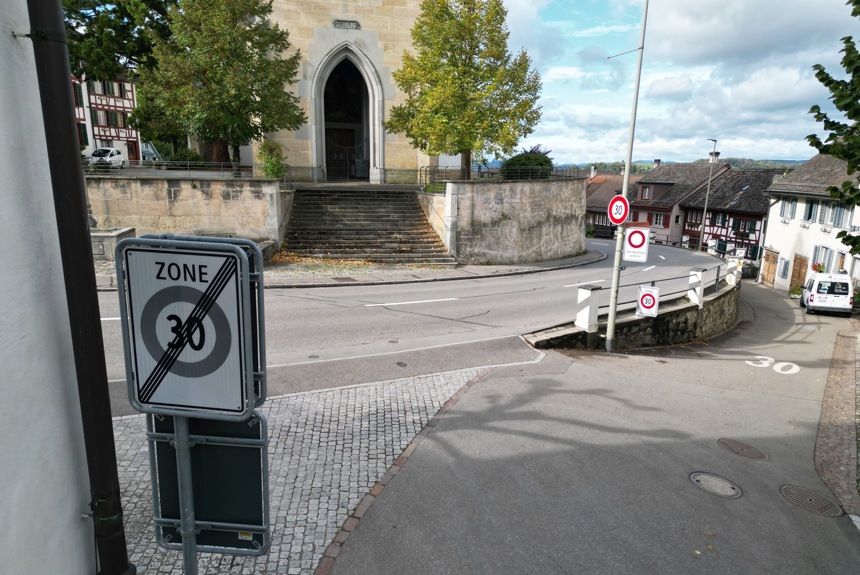 Beim Gericht Ist Die Zone 30 Aufgehoben Und Gilt Wieder Für Die Strehlgasse, Auf Der Landstrasse Ist Die 30Er Strecke Signalisiert16