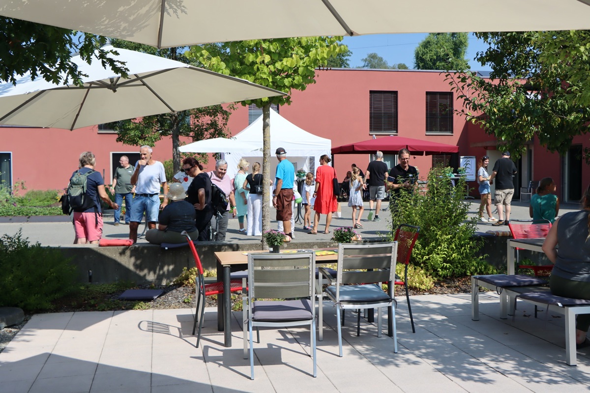 An den Schattenplätzen und Festtischen auf dem Spielplatz konnte man bei Köstlichkeiten vom Foodtruck oder Desserbuffet entspannt beobachten