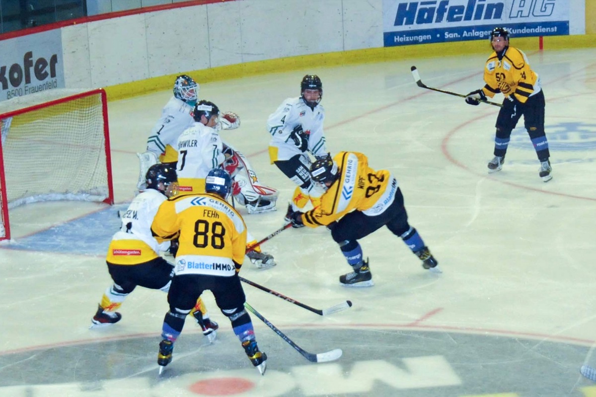 Andreas Wipf (Nr. 92, Mitte) erzielt das 4:0 für den EHCWN.