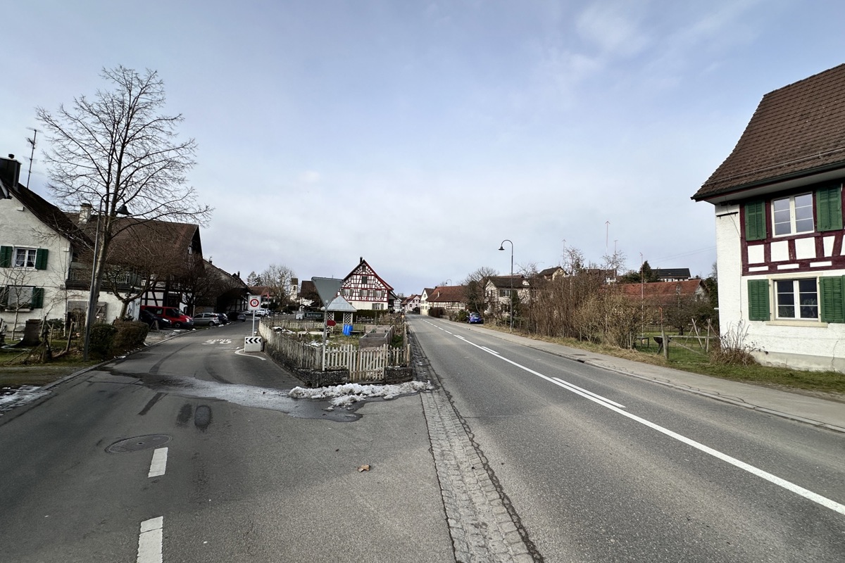 Links und rechts der Kantonsstrasse gilt der ISOS-Perimeter. Das ausgesteckte Bauvorhaben (rechts) liegt in der neuen Freihaltezone und wird in dieser Form kaum realisiert werden können. 