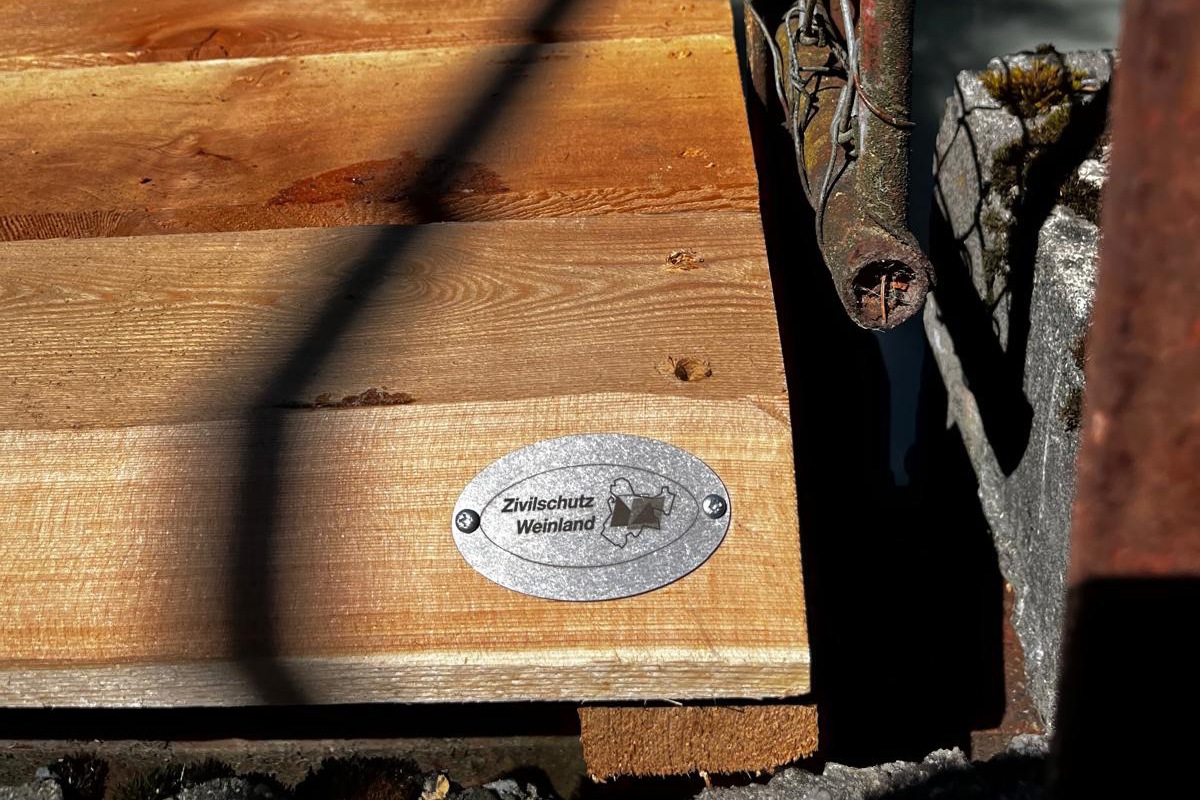 Aufmerksamen Passanten fällt vielleicht einmal diese Plakette auf: Der Weinländer Zivilschutz verbringt regelmässig WK im Engadin. Klicken Sie auf das Bild für die Vollansicht.
