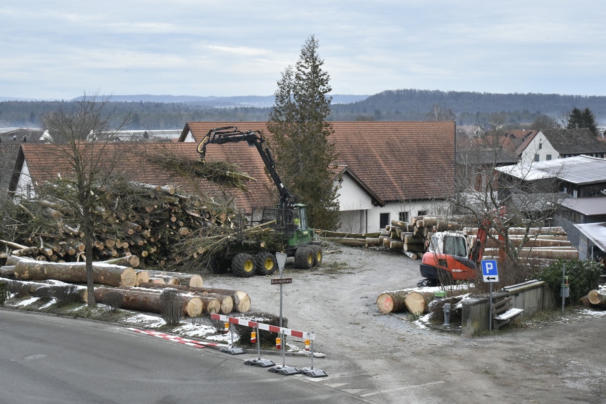 Der Parkplatz der Flaacher Kirche dient derzeit als Zwischenlager.