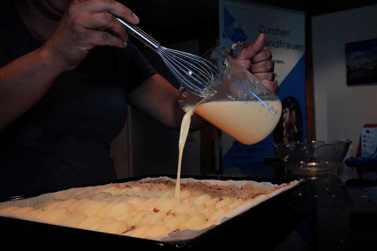 Mit regionalen Zutaten backen die Landfrauen Apfelwähen.