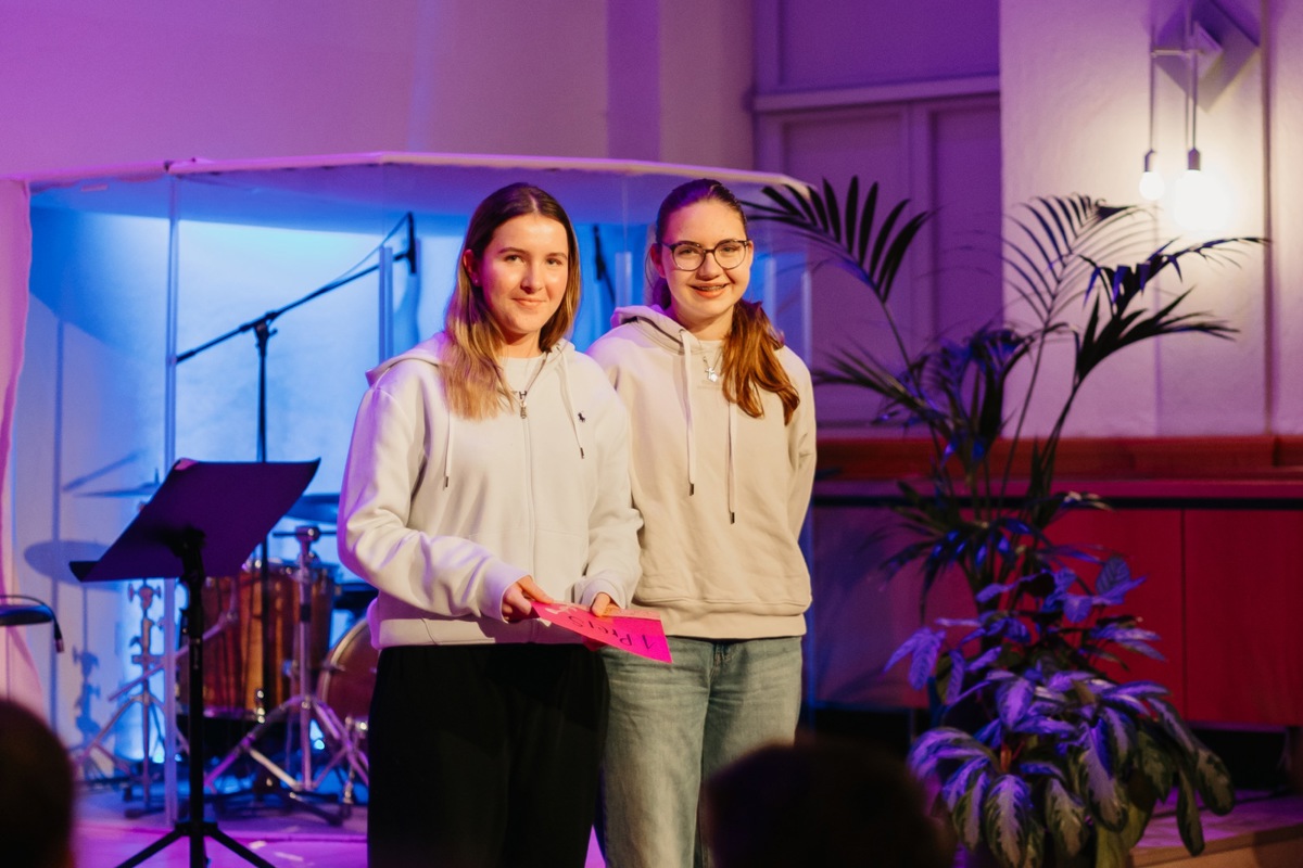 Zwei Reiselustige aus Andelfingen: Anika Schmied (links) und Leonie Kern wurden nach einem coolen Tag auch noch mit Skitageskarten belohnt.