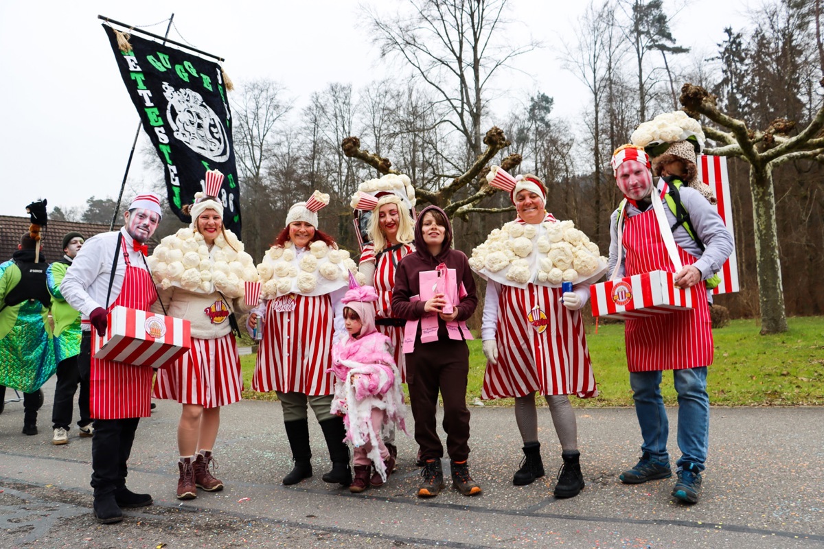 Popcorn, Zuckerwatte und sogar gebrannte Mandeln auf zwei Beinen.