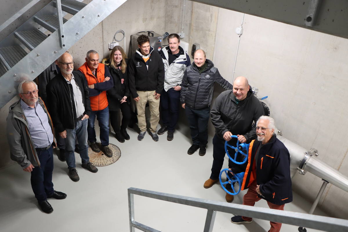 Von links Roland Meier (Wasserwart Stv.), Benjamin Gentsch (ex-Gemeindepräsident), Frank Muggli (Ingenieur), Melanie Meier-Hälg (Gemeinderätin), Roman Kühne (Gemeinderat), Bruno Segenreich (Firma Chromix), Sandro Burri (Wasserwart), Reto Frehner (Gemeindepräsident) und Herbert Büttiker (Gemeinderat).