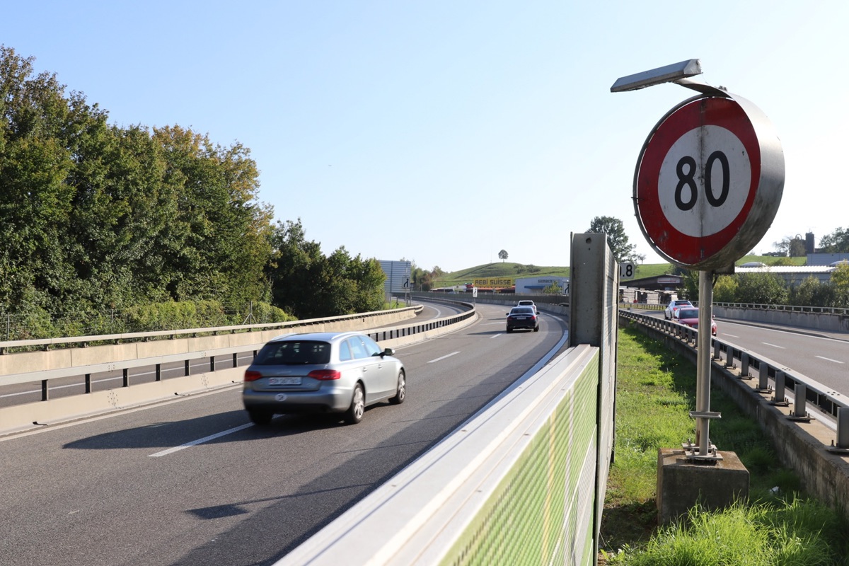 Nach der Kurve bei der Weinlandbrücke verläuft die A4 zweispurig und ohne Mitteltrennung bis nach Winterthur – würden die Elemente auf der ganzen Strecke durchgezogen