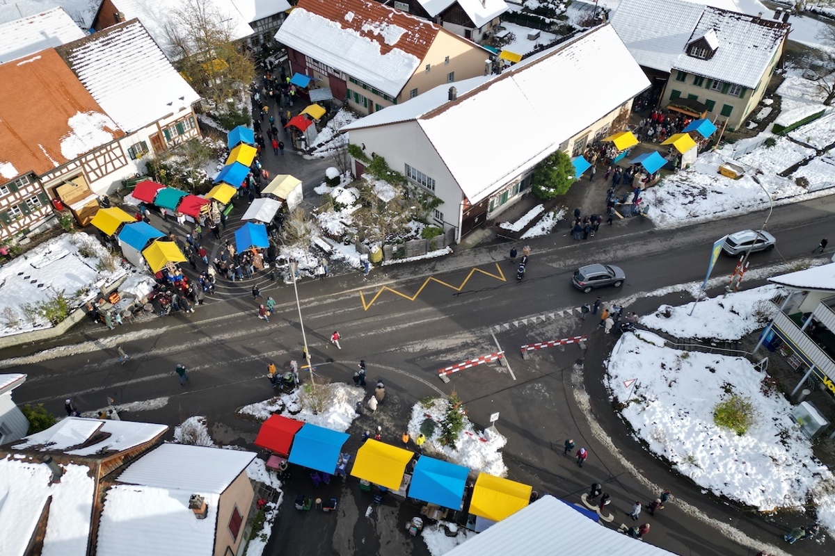 Die bunten Marktstände, eingezwängt zwischen den schneebedeckten Dächern.