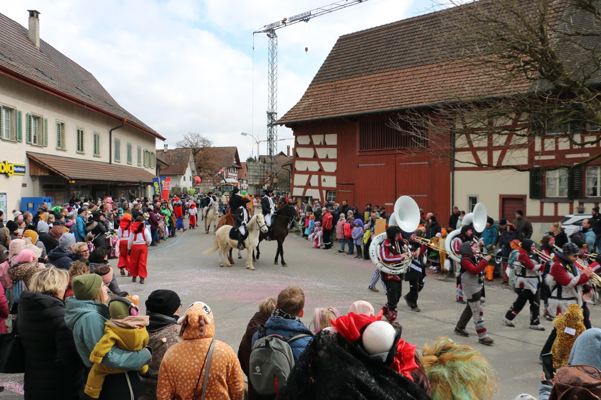 Das gabs noch nie: Reitergruppe am Marthaler Fasnachtsumzug.