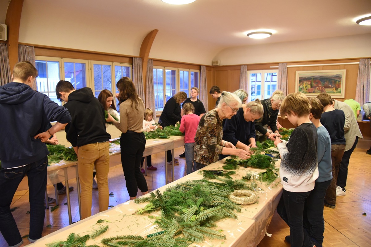 Kranzen hat in Dorf eine 50-jährige Tradition. Früher banden jüngere Frauen diese für die Senioren der Gemeinde. Heute machen Juki-Schüler und Konfirmanden die 20 Kränze für die Senioren