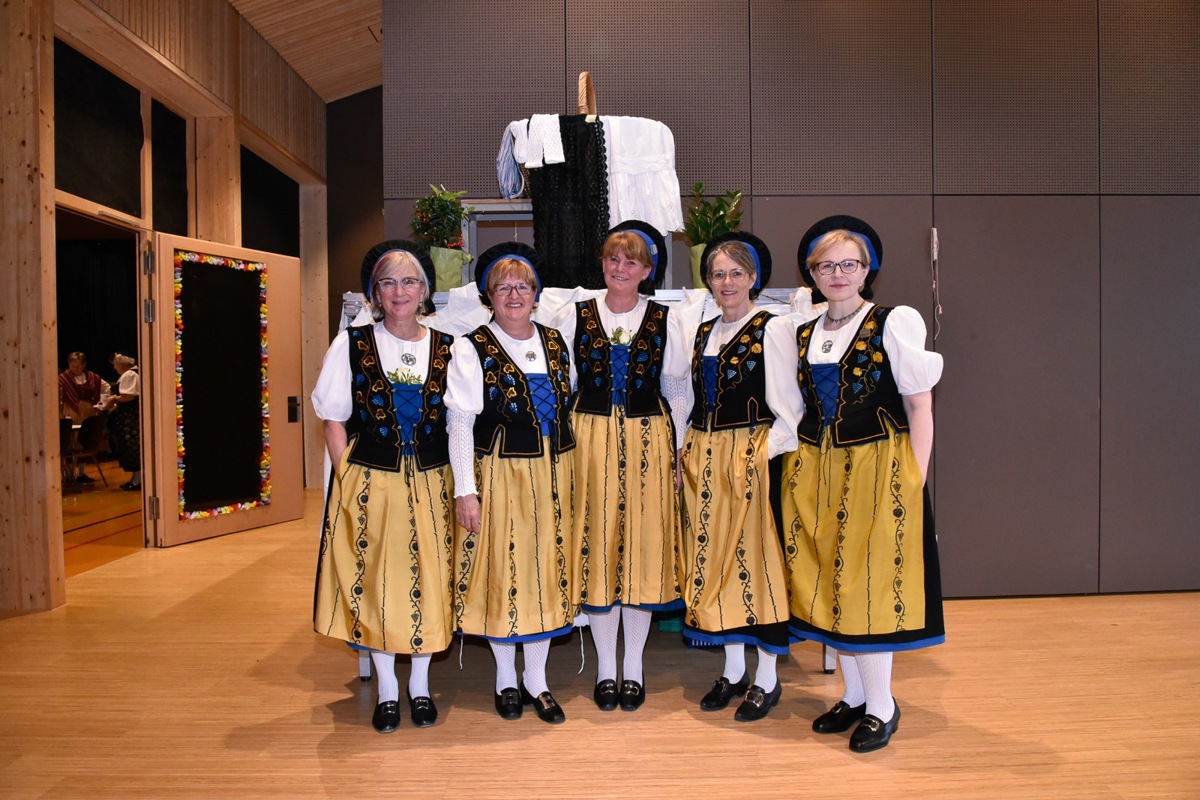 Der Vorstand des Bezirks präsentierte sich einheitlich in Wyländer Festtagstracht (von links): Yvonne Jucker, Susanna Schneider, Präsidentin Karin Lüscher, Bettina Nägeli, Diana Fisler.