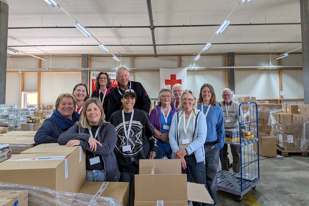 Rotkreuz-Freiwillige mit der Sängerin und SRK-Botschafterin Naomi Lareine (mit Käppi). Links: Susanne Bührer, vorne: Manuela Frenjo (Geschäftsleitung SRK Kanton Zürich), 5. von rechts: Samariterin Brigitte Murmann.