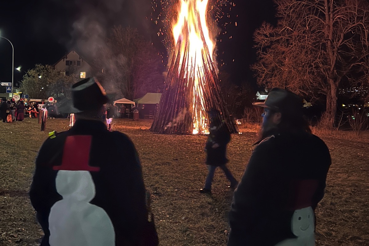Die Haldebuebe (rechts Tim Blättler) bauen das Feuer und – was unschwer an ihrem Kostüm zu erkennen ist – den Böögg.