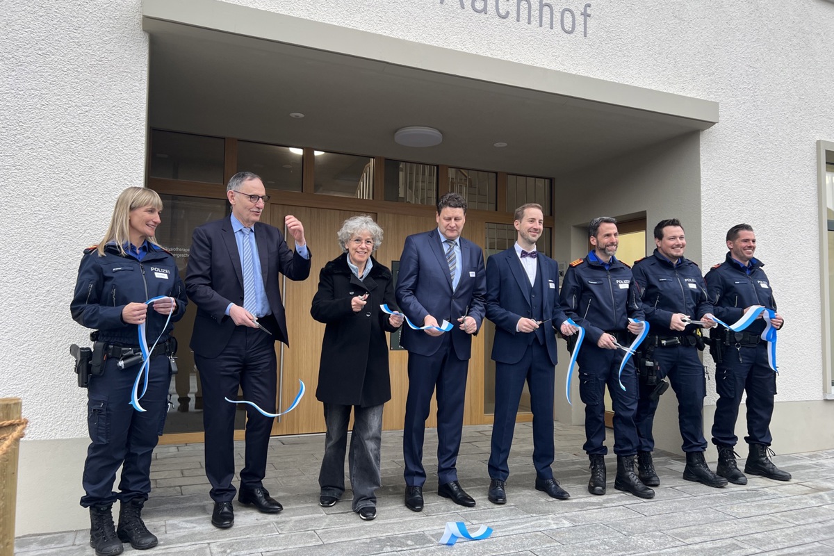 Flankiert von einer Polizistin und einem Polizisten durchschnitten (von links) Regierungsrat Mario Fehr, Gemeindepräsidentin Beatrice Ammann, Notariatsinspektor Markus Zimmermann, Notar Stefan Stutz, Kapo-Kommandant Marius Weyermann und der Stationierte Matthias Engesser das Band. Die beiden Posten im Aachhof sind bereits in Betrieb, jener der Polizei seit dem 12. Januar; nun sind sie auch offiziell eingeweiht.