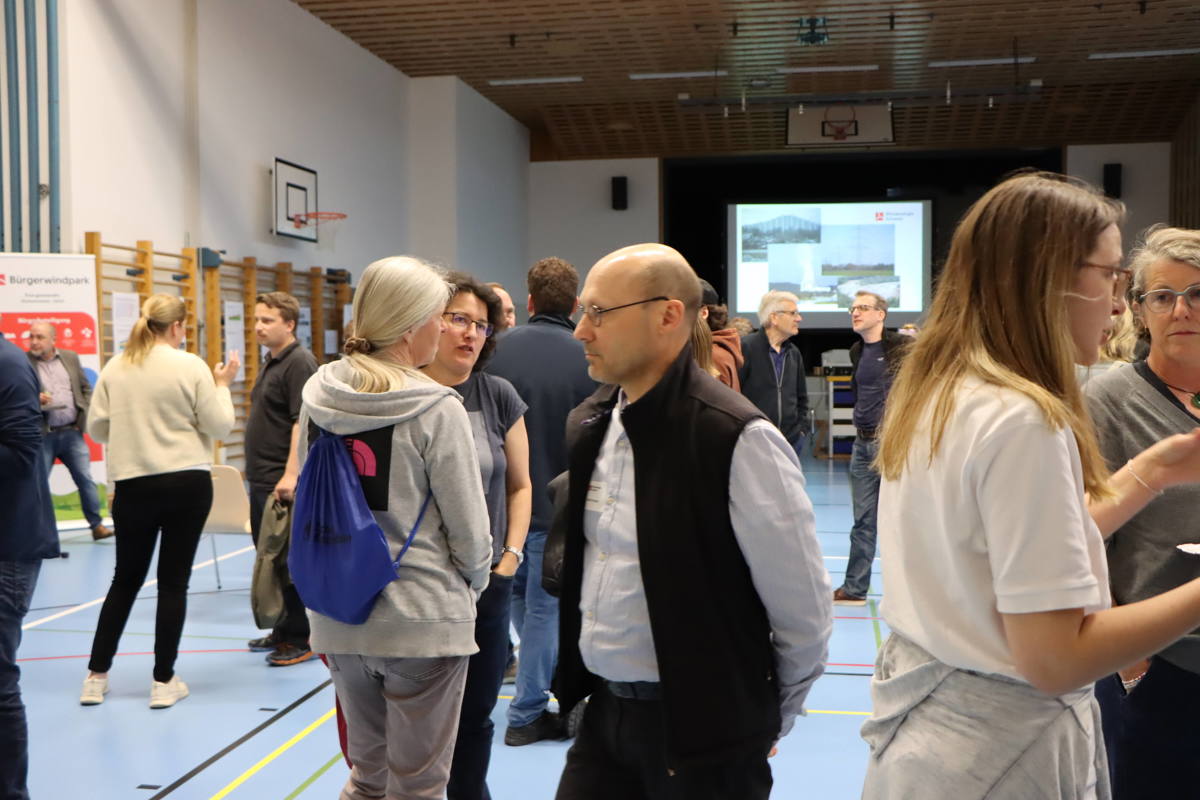 Nach dem Infoteil blieben viele der rund 100 Teilnehmenden, um über die geballte Ladung der gehörten Aspekte zu diskutieren – zur Freude der organisierenden Firma Windenergie Schweiz und des Gemeinderats.
