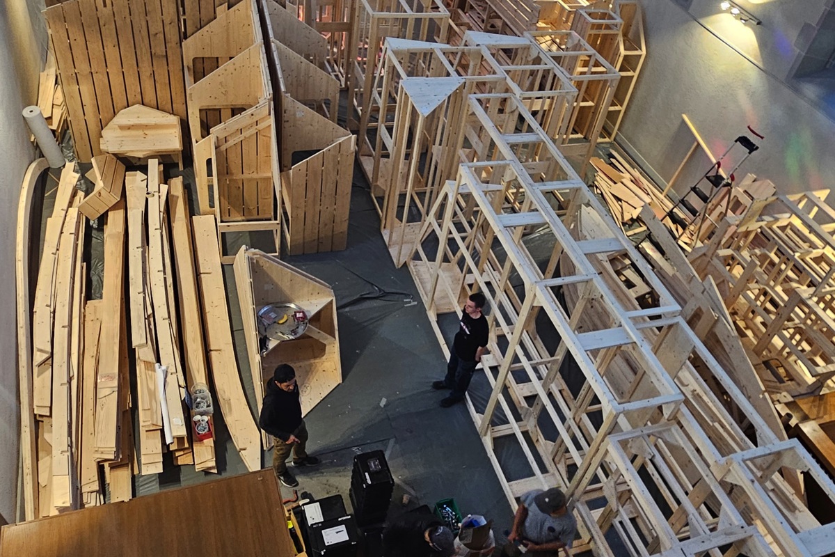 Die abgebaute Arche in der Wasserkirche in Zürich, bevor es für sie ins 
Weinland ging.