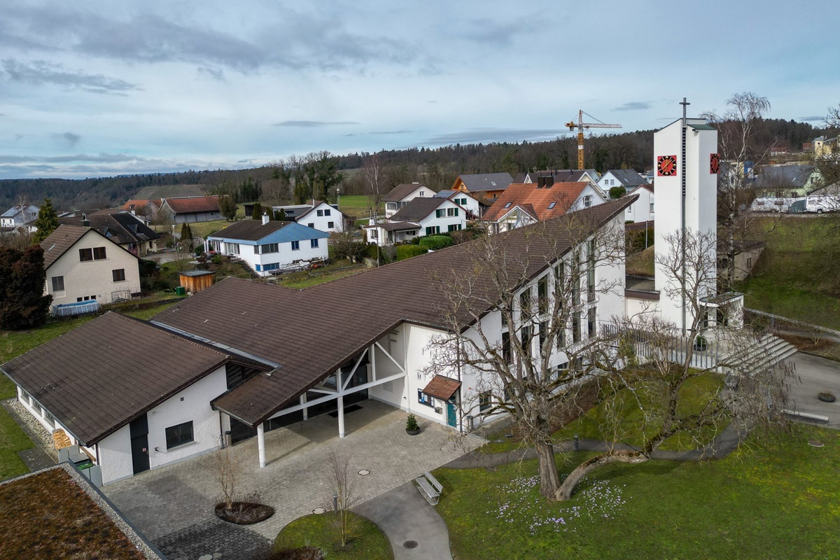Blick auf die katholische Kirche in Kleinandelfingen.