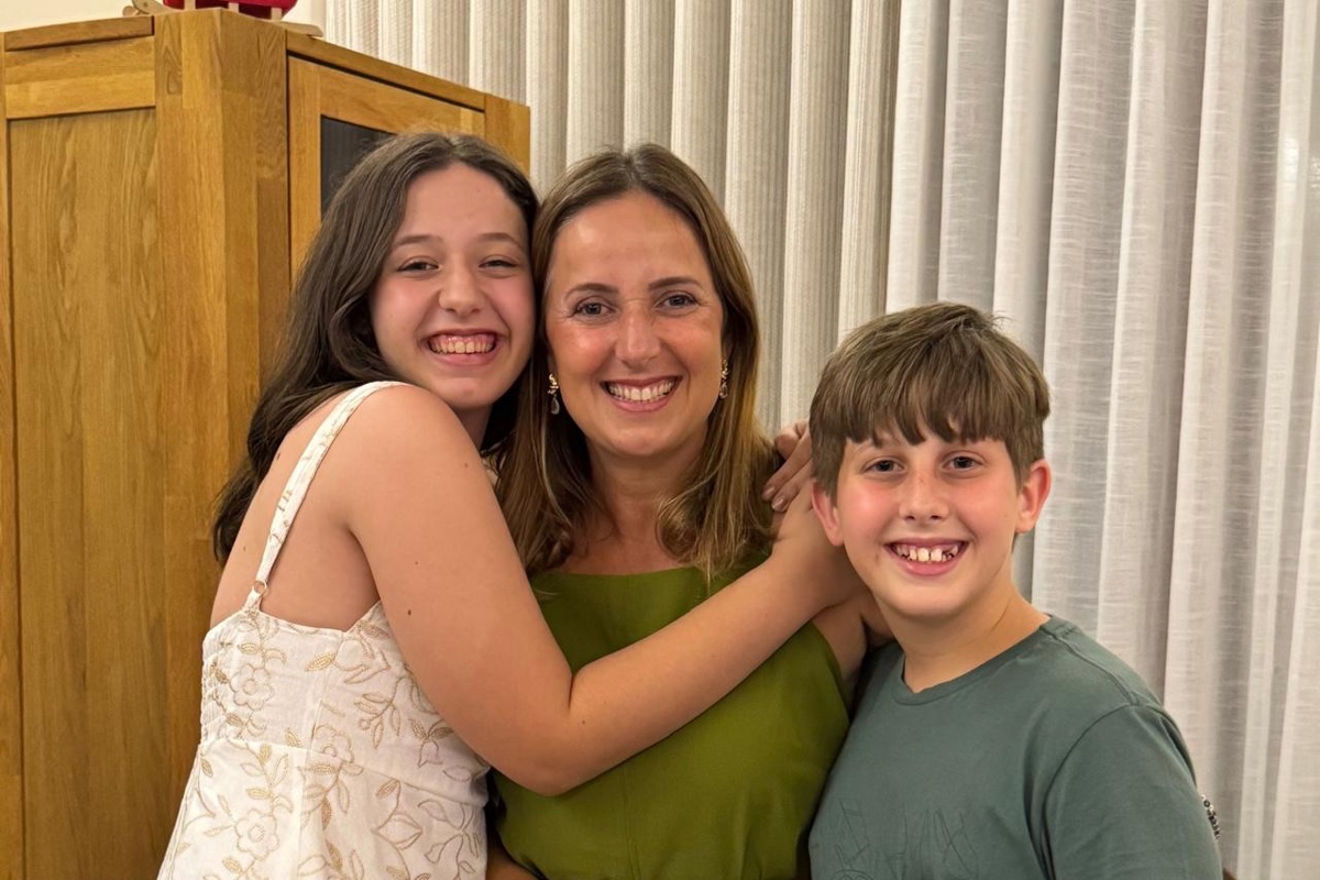 Andreia Zäch mit ihren beiden Kindern.