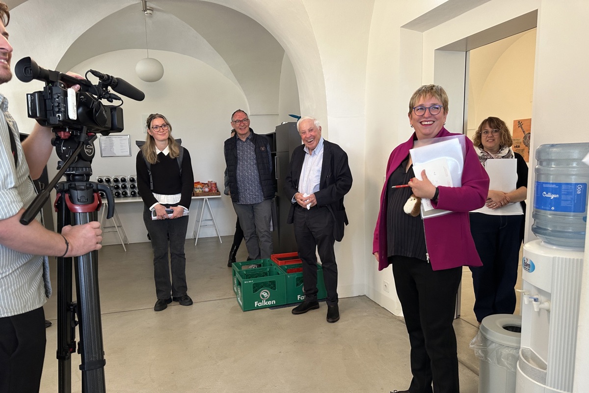 Die Musikinsel im einstigen Kloster Rheinau bietet edle Barockzimmer zum Proben und alltagstaugliche Winkel wie diesen. Rahel und Christoph Blocher (2. und 3. von rechts) führten die Medienleute locker durch die Räume ihrer Stiftung. 