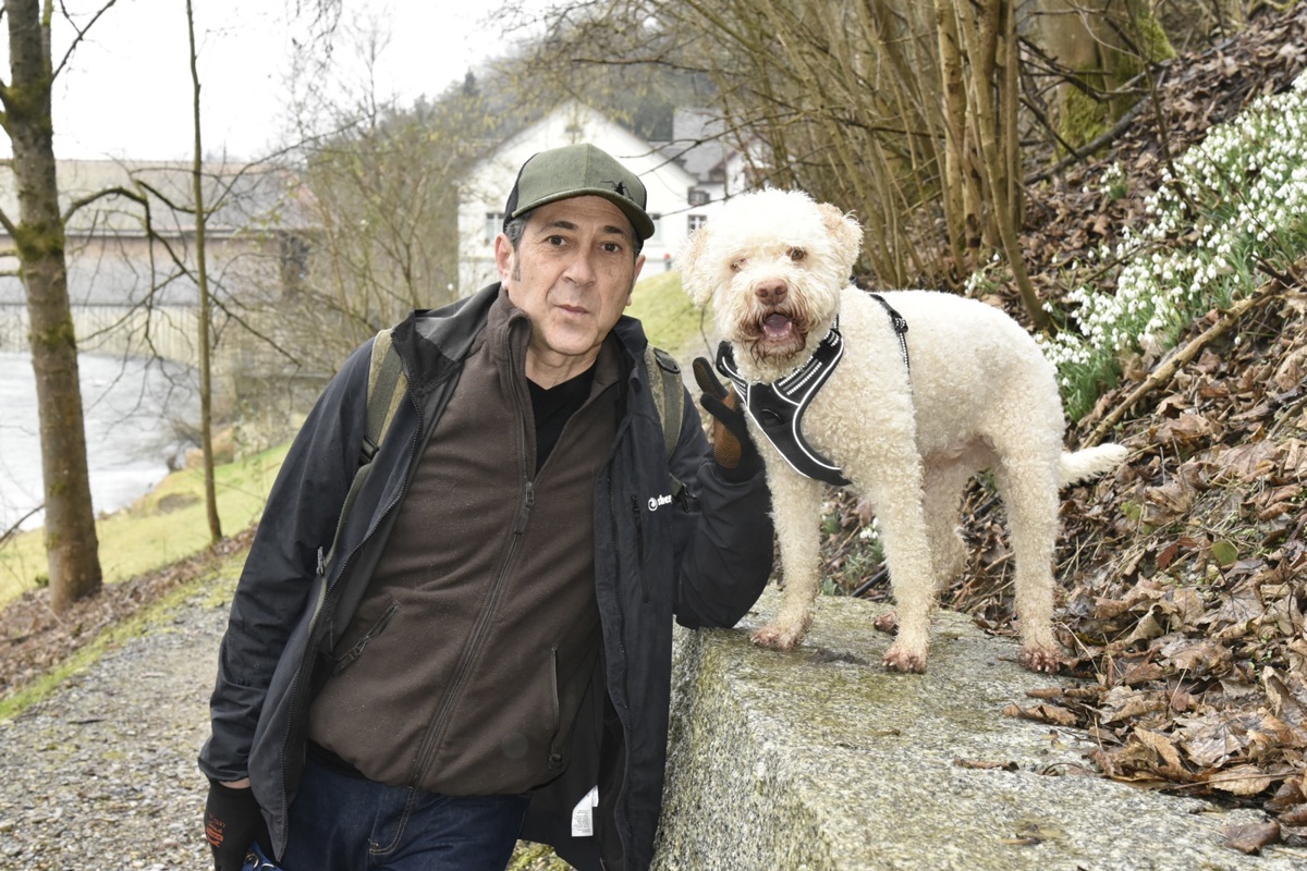 Wenn Roberto Ceccarelli als Fotograf unterwegs ist, ist Hund Neve meist dabei.