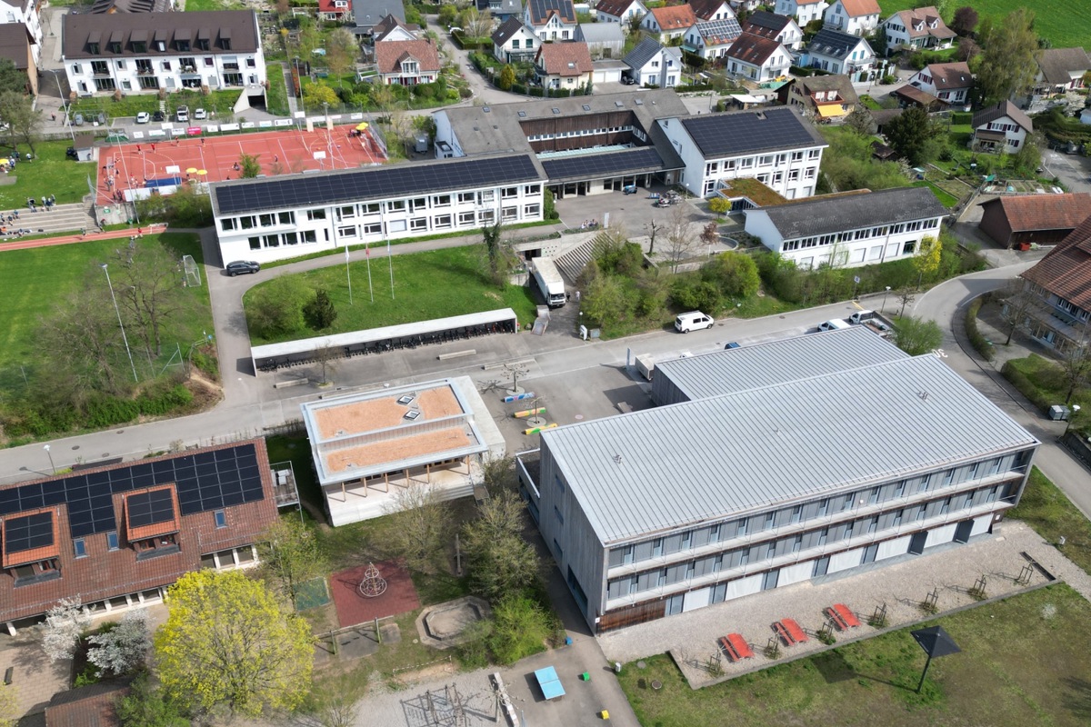 Die Primar- und Sekundarschule Ossingen von oben. Unten das Primarschulhaus Pünt, oben das Sekundarschulareal Orenberg.
