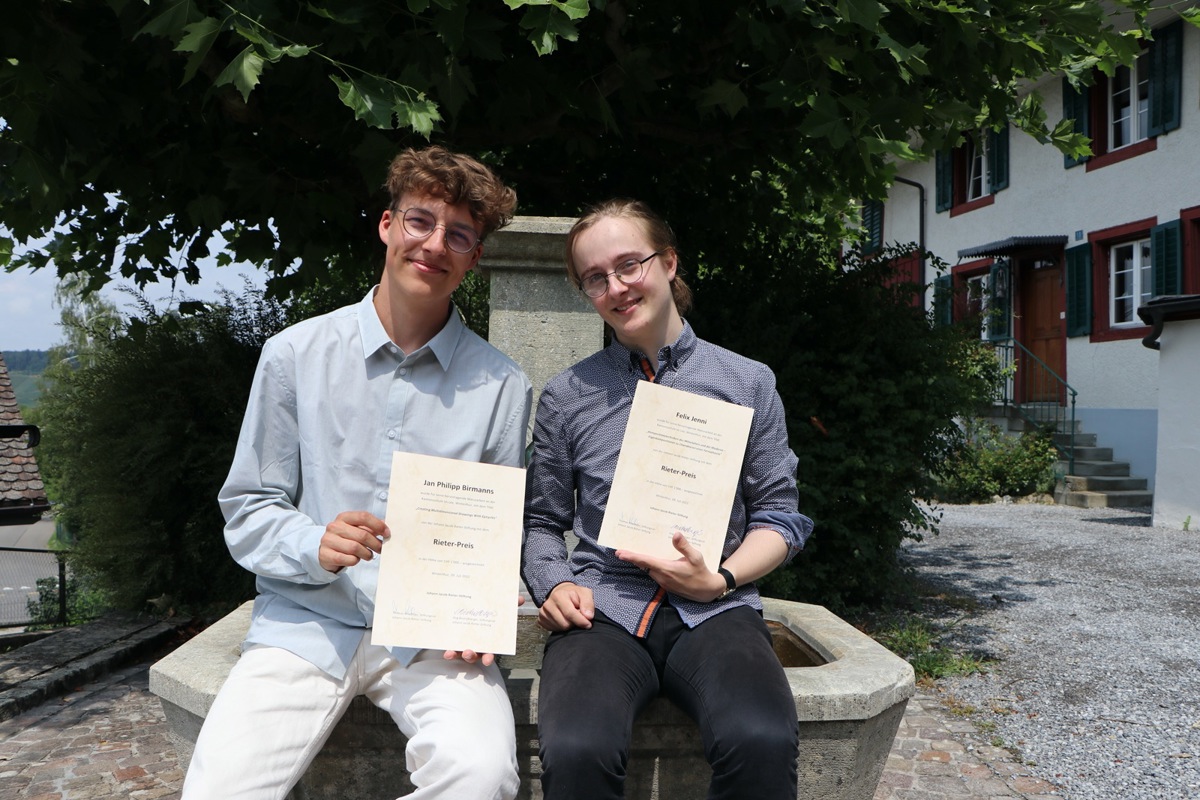 Jan Birmanns (l.) und Felix Jenni mit der Auszeichnung der Johann-Jacob-Rieter-Stiftung für ihre Maturitätsarbeiten.