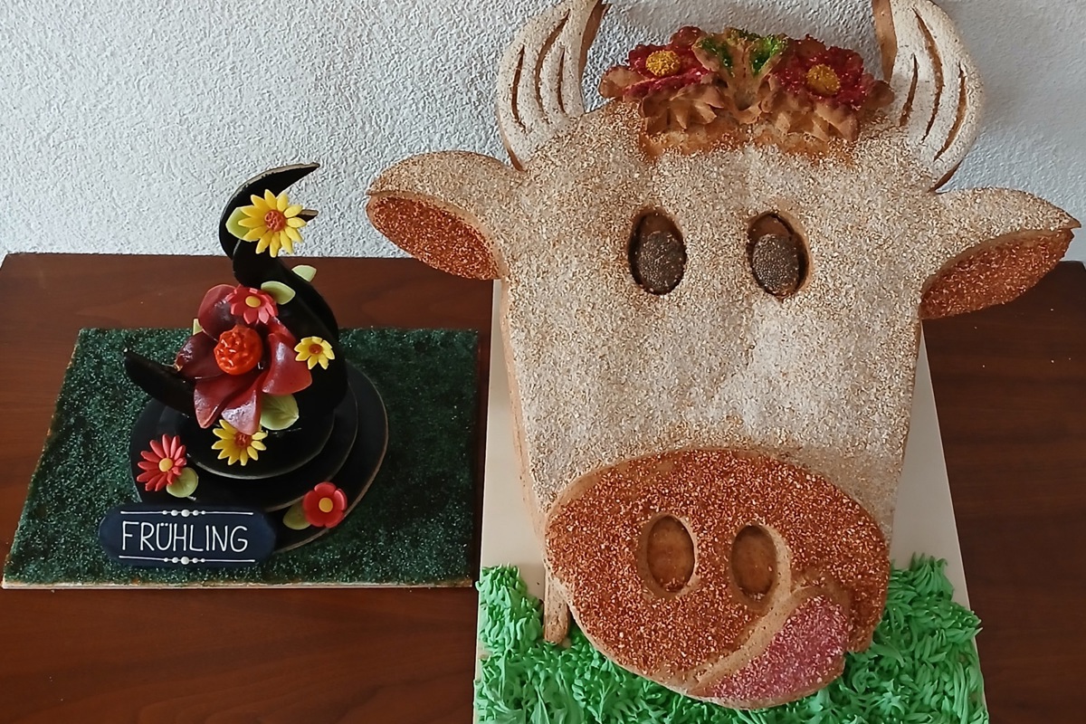 Julia Matzinger erstellte die linke Skulptur mithilfe künstlicher Intelligenz.