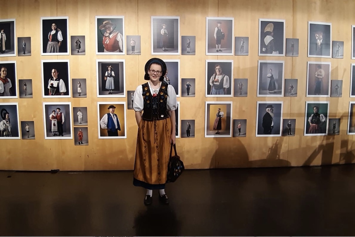 Zur Olma 2019 fuhr Elena Frei in ihrer Wyländer Festtagstracht und liess sich vor einer Wand fotografieren