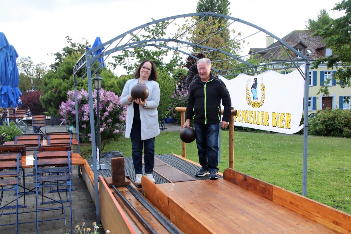 Direkt angrenzend an die Gartenwirtschaft steht sie: die neue klassische Freiluft-Kegelbahn, mit der Daniela Zimmermann und Sepp Helbling eine alte Attraktion des Landgasthofs Schwert in Oberstammheim wiederbeleben.