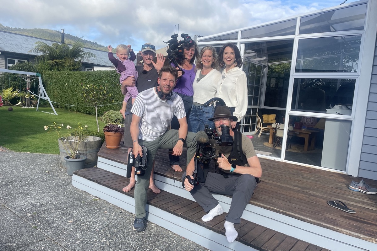 Die Familie Komen-Schmid, Mona Vetsch und ihr Team im März in Neuseeland.