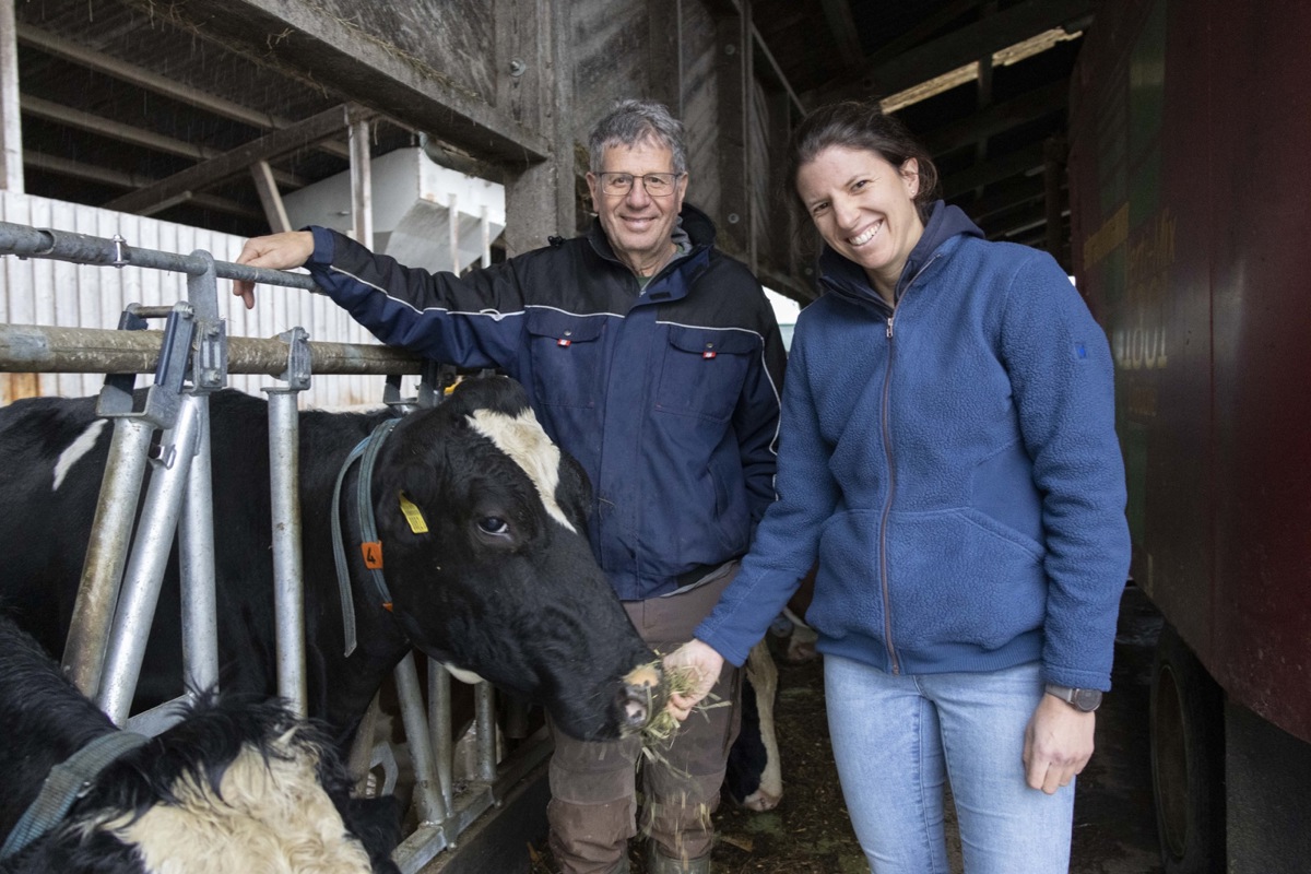 Der Wydhof von Tanja Bachmann setzt auf konventionellen Milch- und Ackerbaubetrieb. Ihr Vater Ernst Bachmann unterstützt sie tatkräftig – auch beim Thema Biodiversität.